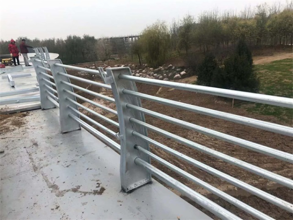 桥梁护栏的性能更加有优势